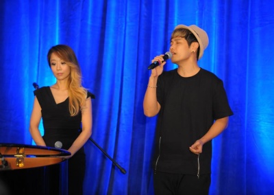 K-pop singers Yangpa and Na YoonKwon sing a ballad at the 1Dream1Korea Banquet. The two are part of the team producing a new unification song that seeks to raise popular interest in the issue of Korean unification.