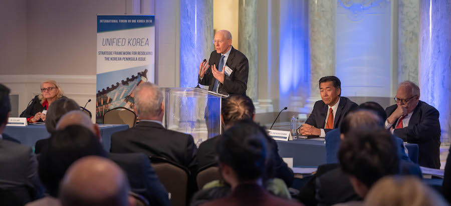 John Everard habla junto con el panel del foro One Korea (de izquierda a derecha: Alicia Campi, Dr. Hyun Jin P. Moon y Dr. Edwin Feulner)