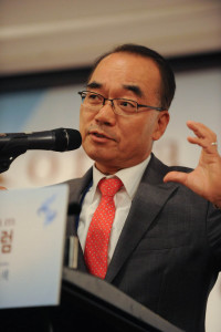 Hansun Foundation President Jae Wan Bahk speaks at the Seoul, Korea forum on Korea Unification.